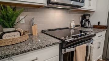 Kylskåp, mikrovågsugn, ugn och spishäll