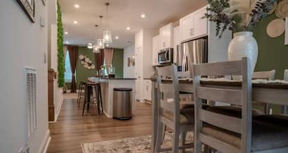 Luxury Meets Location: Stylish 3BD/3.5BA Retreat in the Heart of Charlotte!