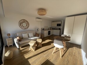 Living area - APPARTEMENT DEUX PICES RESIDENCE LA MER (BORMES-LES-MIMOSAS)