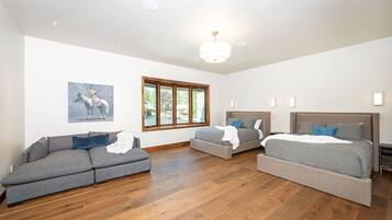 7 Schlafzimmer, Schreibtisch, BĂŒgeleisen/BĂŒgelbrett, Reisekinderbett