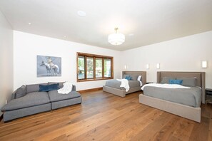 7 sovrum, skrivbord, strykjärn/strykbräda och resesäng