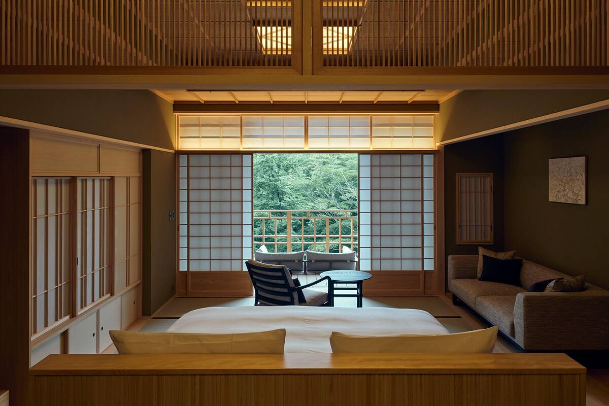 Quarto (Std. Suite w/ Wooden Bath, King Bed A) | 1 quarto, roupas de cama antialérgicas, frigobar, cofres nos quartos