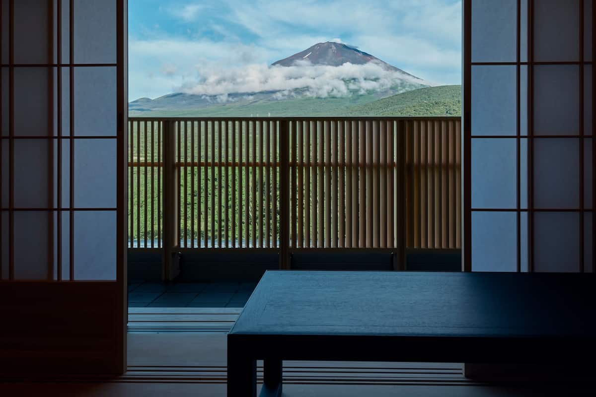 룸 (Roof Top Suite, kumo) | 거실 공간 | 디지털 채널 시청이 가능한 50인치 평면 TV, 책