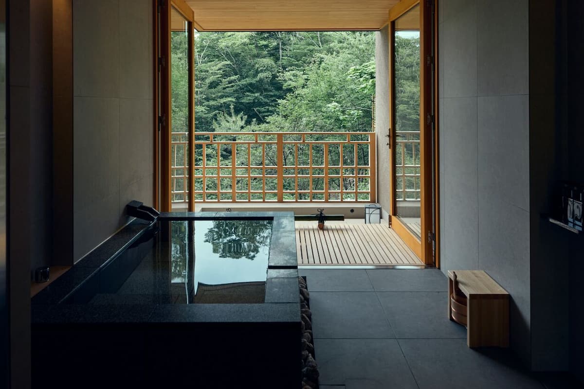룸 (Standard Suite, Stone Bath B type) | 욕실 | 샤워기/욕조 결합, 레인폴 샤워기, 친환경 세면용품, 헤어드라이어