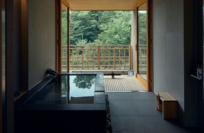 Kamer (Standard Suite, Stone Bath B type) | Badkamer | Een bad/douchecombinatie, een regendouche