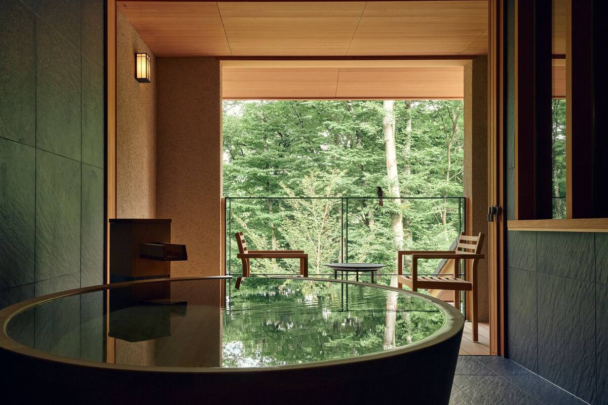 룸 (Villa Suite, ame) | 욕실 | 샤워기/욕조 결합, 레인폴 샤워기, 친환경 세면용품, 헤어드라이어