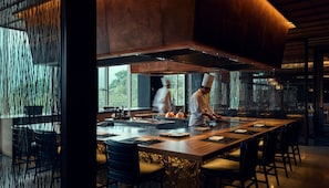 4 restaurants, serveren ontbijt, diner, sushigerechten