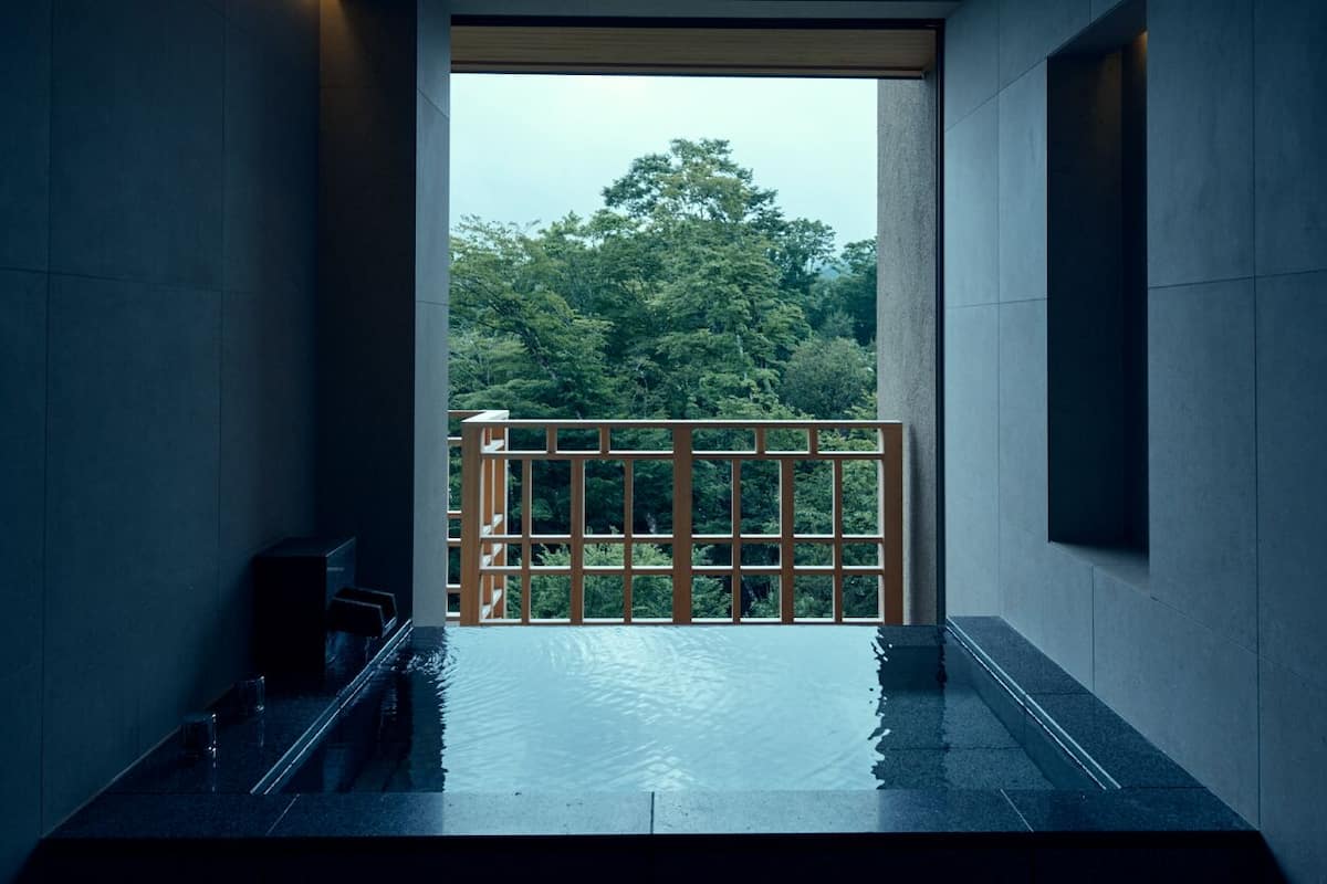 룸 (Std. Suite w/ Stone Bath, King Bed) | 욕실 | 샤워기/욕조 결합, 레인폴 샤워기, 친환경 세면용품, 헤어드라이어