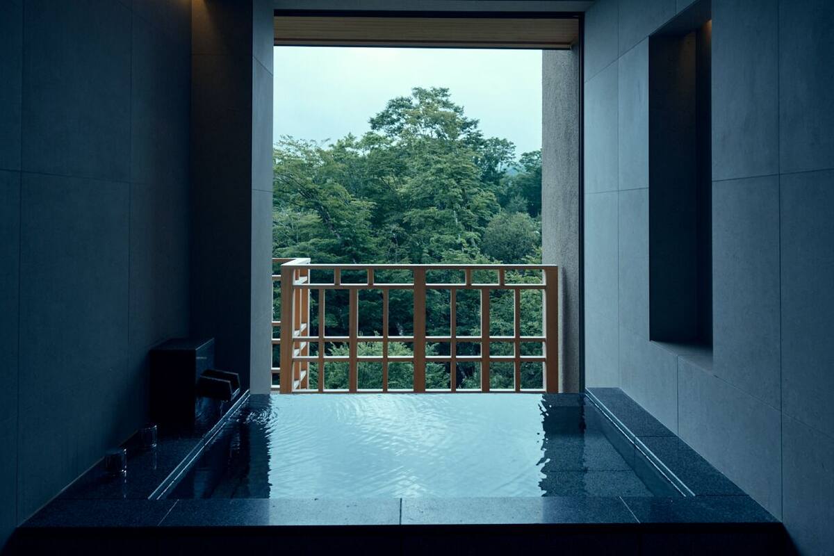 Quarto (Std. Suite w/ Stone Bath, King Bed) | Banheiro | Chuveiro/banheira combinados, chuveiro com efeito de chuva