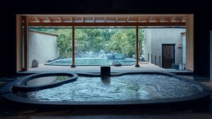 A hot tub area with a view of a garden and a pool. - Gora Kadan Fuji (Oyama)