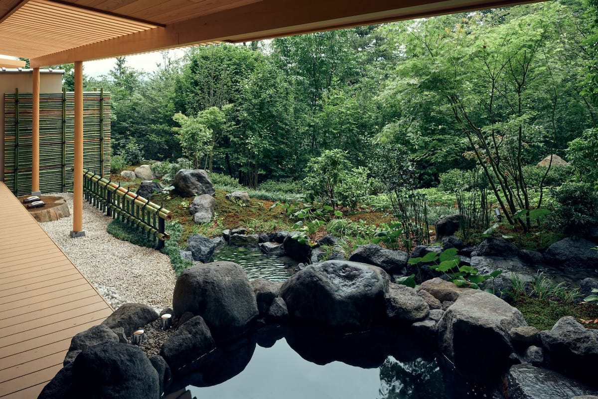 룸 (Garden Suite, roku) | 욕실 | 샤워기/욕조 결합, 레인폴 샤워기, 친환경 세면용품, 헤어드라이어