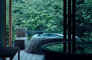 Rum (Garden Suite, mine) | Badrum | Badkar/dusch, regndusch, miljövänliga toalettartiklar och hårtork