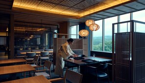 4 restaurants, spécialités Cuisine à base de sushi