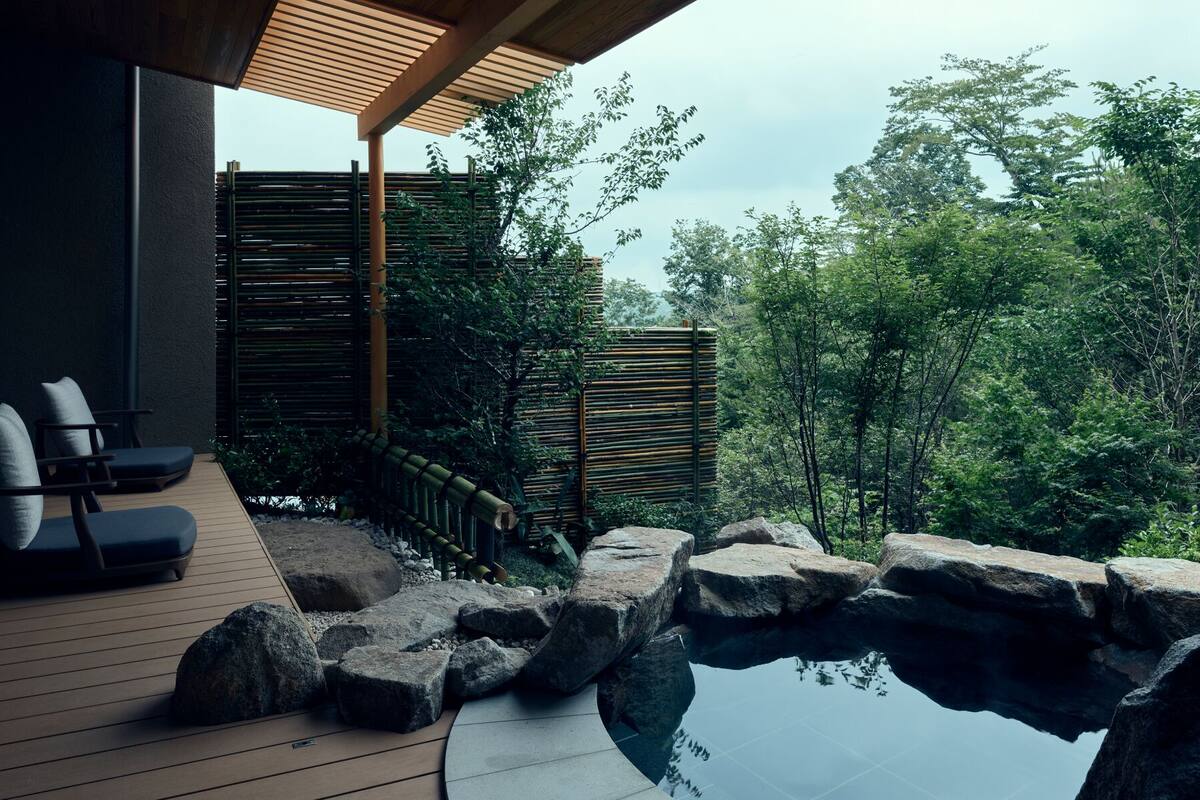 Quarto (Kadan Suite, Open Air Rock Bath) | Banheiro | Chuveiro/banheira combinados, chuveiro com efeito de chuva