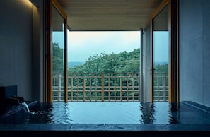 Quarto (Standard Suite, Infinity Stone Bath) | Banheiro | Chuveiro/banheira combinados, chuveiro com efeito de chuva