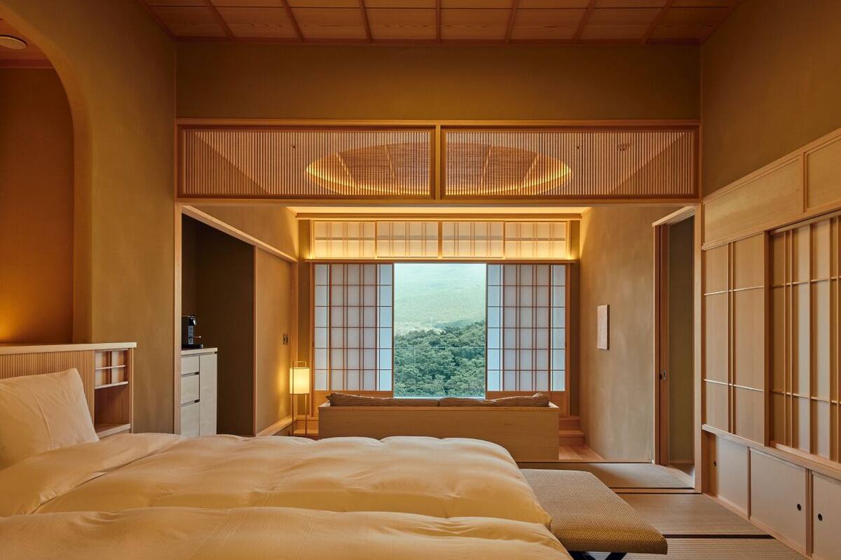 룸 (Roof Top Suite, kei) | 거실 공간 | 디지털 채널 시청이 가능한 50인치 평면 TV, 책