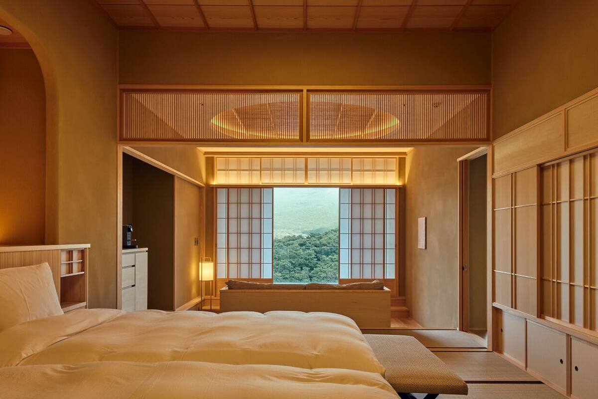 Quarto (Roof Top Suite, kei) | Área de estar | TV de tela plana 50 polegadas com canais digitais, livros
