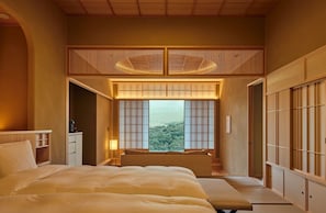 Kamer (Roof Top Suite, kei) | Woonruimte | Een 50-inch flatscreentelevisie met digitale zenders en boeken