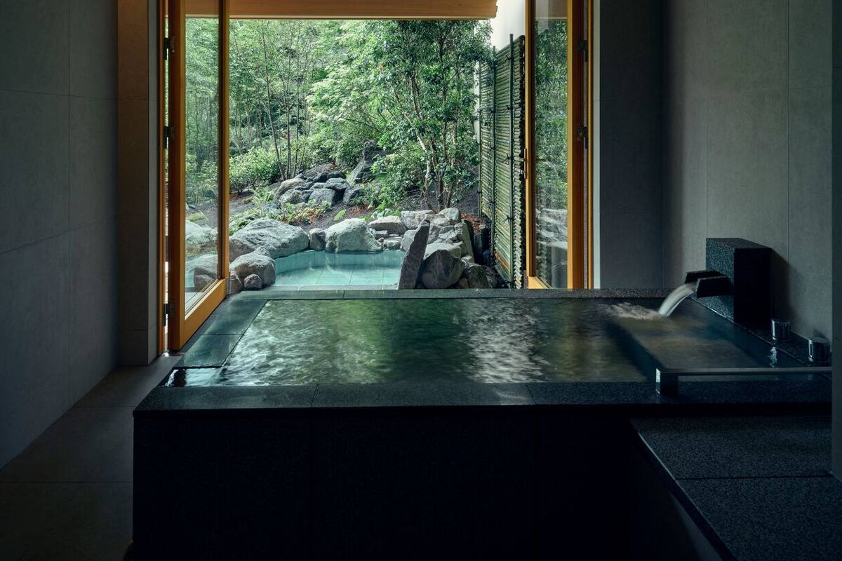 Quarto (Kadan Suite, Open Air Rock Bath) | Banheiro | Chuveiro/banheira combinados, chuveiro com efeito de chuva