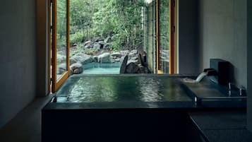 Rum (Kadan Suite, Open Air Rock Bath) | Badrum | Badkar/dusch, regndusch, miljövänliga toalettartiklar och hårtork
