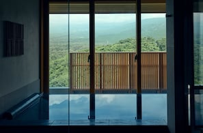 Kamer (Roof Top Suite, kei) | Badkamer | Een bad/douchecombinatie, een regendouche