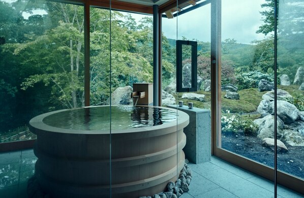 Kamer (Villa Suite, hare) | Badkamer | Een bad/douchecombinatie, een regendouche