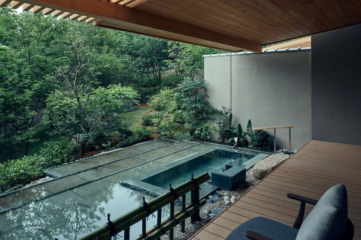 Quarto (Kadan Suite, Open Air Big Stone Bath) | Banheiro | Chuveiro/banheira combinados, chuveiro com efeito de chuva