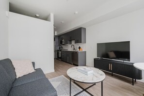 Een televisie en een stereo