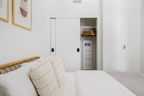 1 slaapkamer, een strijkplank/strijkijzer, wifi, beddengoed