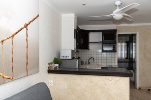 Fridge, microwave, toaster, cookware/dishes/utensils - Location au Lavandou d'un beau T2 face mer pour 4 personnes. (LE LAVANDOU)