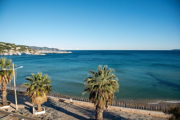 Beach nearby - Location au Lavandou d'un beau T2 face mer pour 4 personnes. (LE LAVANDOU)