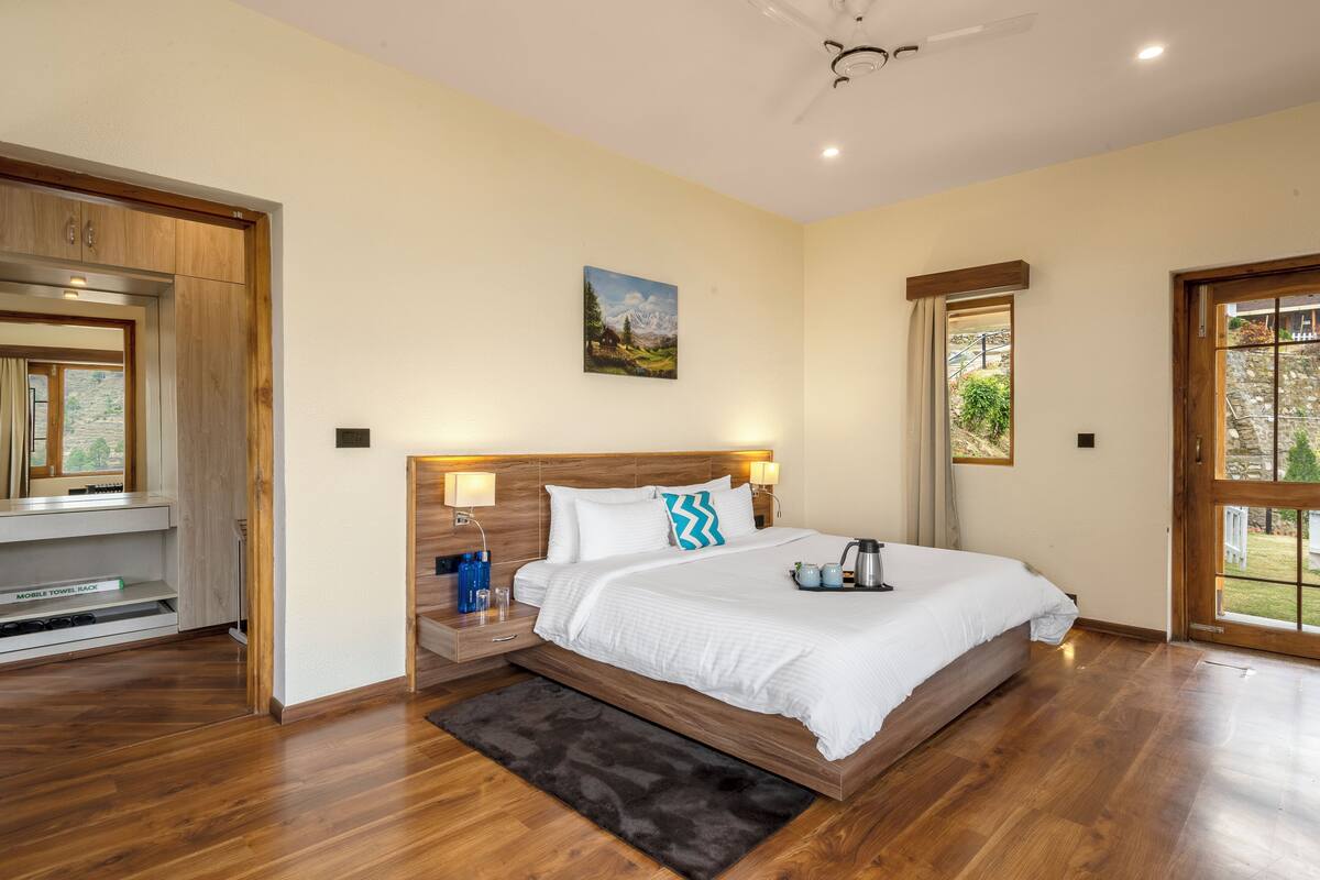 Premium bedding, in-room safe, individually decorated