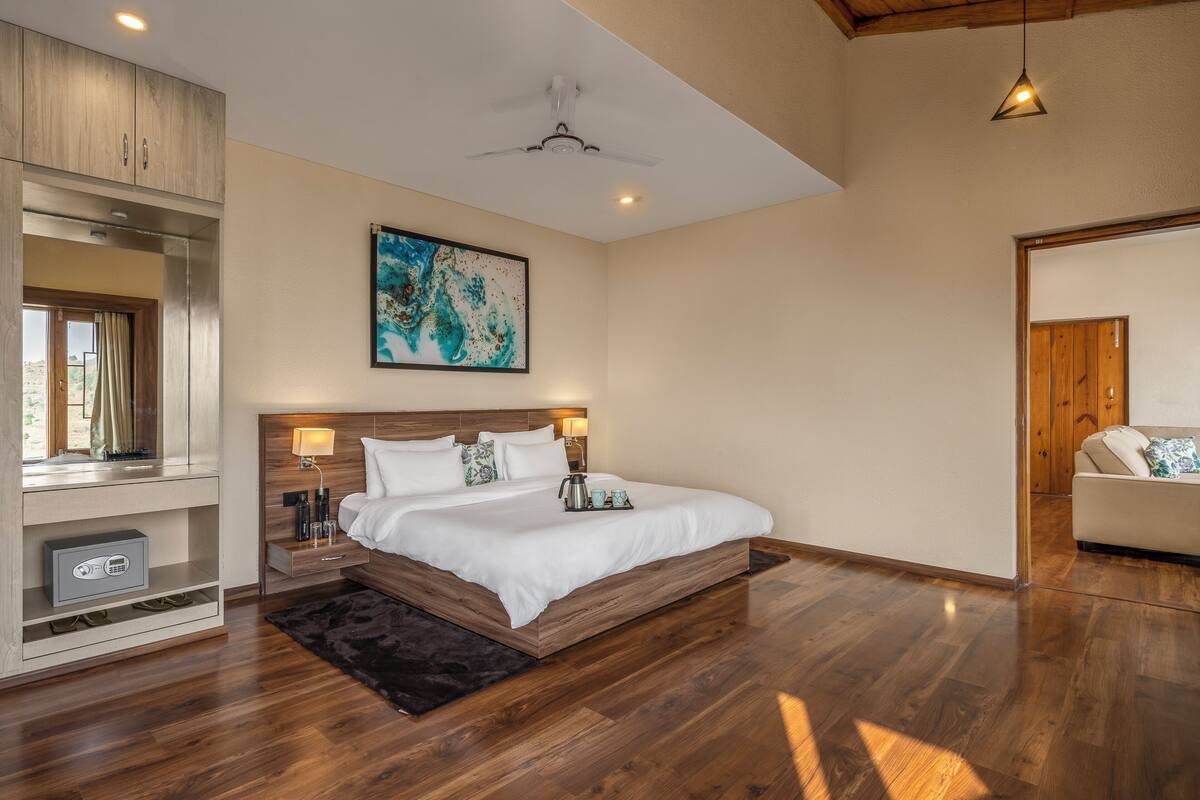 Premium bedding, in-room safe, individually decorated