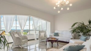 Maison, 5 chambres, terrasse | Aire de séjour