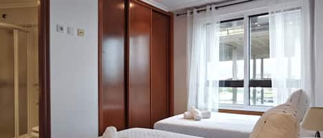 2 bedrooms, iron/ironing board, WiFi, bed sheets