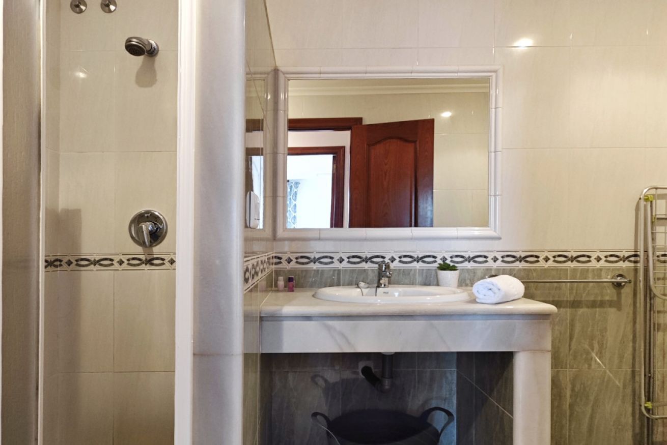 Een douche, een haardroger, shampoo