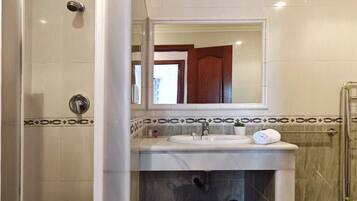 Een douche, een haardroger, shampoo