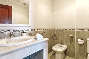 Dusche, Haartrockner, Shampoo