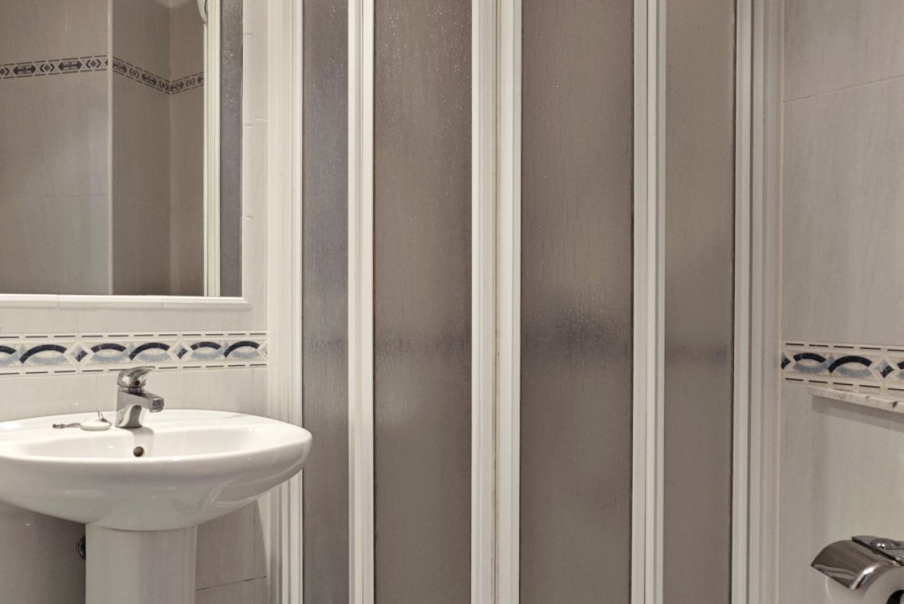 Een douche, een haardroger, shampoo