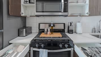 Jääkaappi, mikroaaltouuni, uuni, liesi