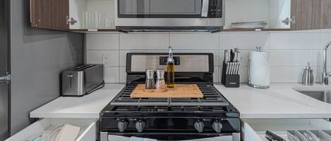 Réfrigérateur, micro-ondes, four, plaque de cuisson