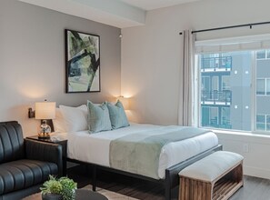 Skrivebord, strykejern/-brett, reiseseng for barn og wi-fi (inkludert)