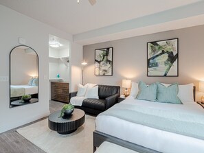 Escritorio, tabla de planchar con plancha, cuna de viaje y wifi gratis