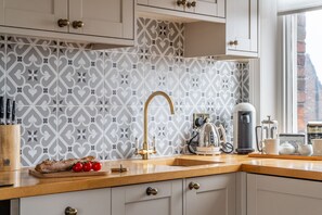 Fridge, microwave, oven, stovetop - 8 Rowntree House - sleeps 2 guests  in 1 bedroom (York)