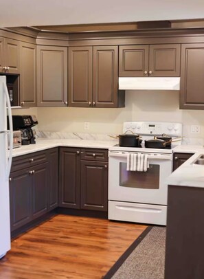 Jääkaappi, mikroaaltouuni, uuni, liesi