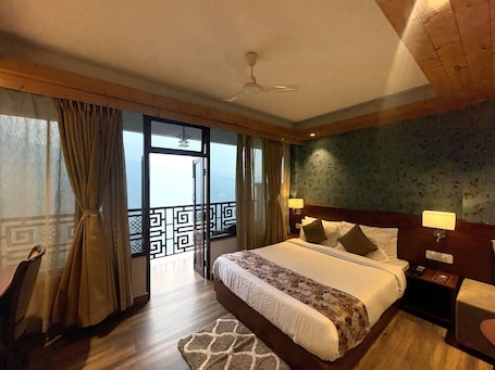 Escritorio, wifi gratis y ropa de cama