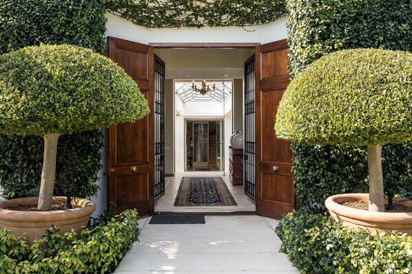 تفاصيل الفندق من الخارج