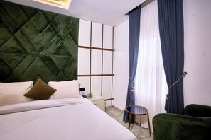 Deluxe-Einzelzimmer, 1 King-Bett, Balkon | 1 Schlafzimmer, laptopgeeigneter Arbeitsplatz, kostenloses WLAN