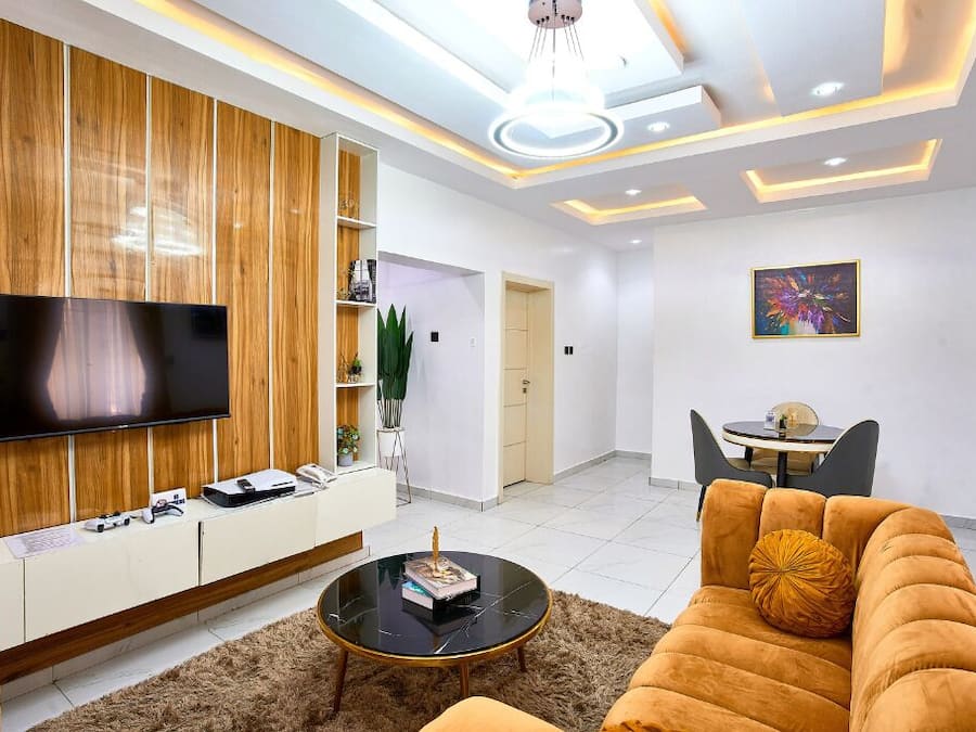 Departamento junior, 1 cama King size y sofá cama, balcón | Área de sala de estar | Smart TV de 50 pulgadas con canales por cable