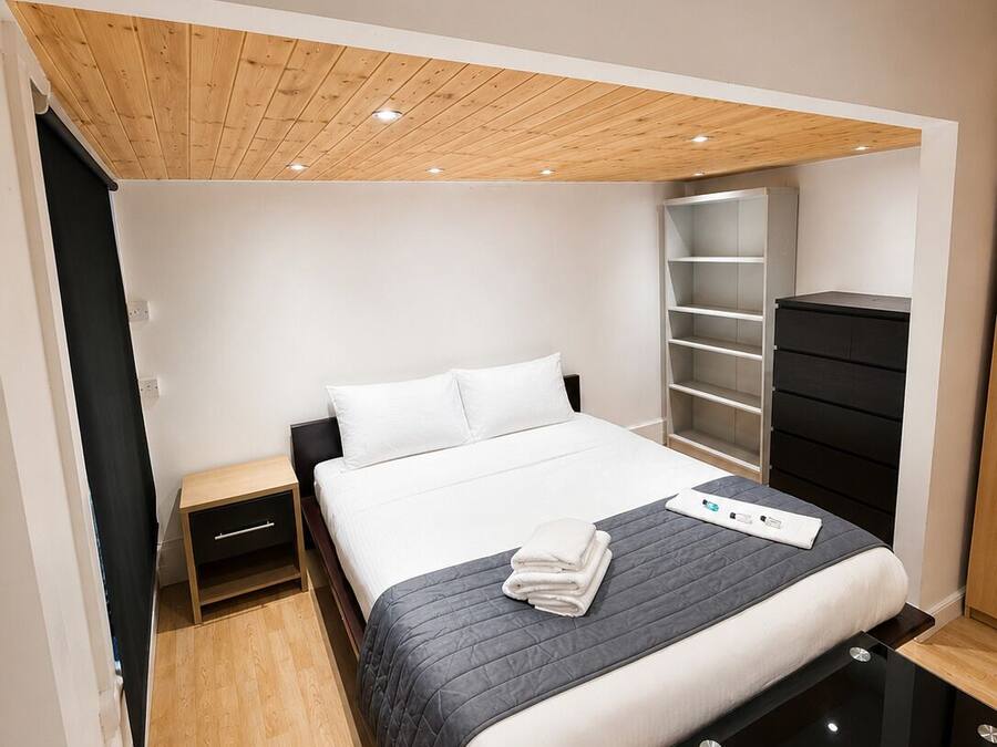 Luxury-Apartment, 2 Schlafzimmer, Stadtblick, Erdgeschoss | Schreibtisch, laptopgeeigneter Arbeitsplatz, kostenloses WLAN